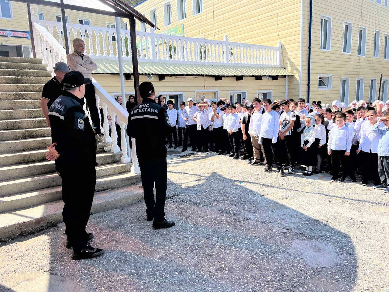 "Должны знать взрослые.  Должны знать дети."